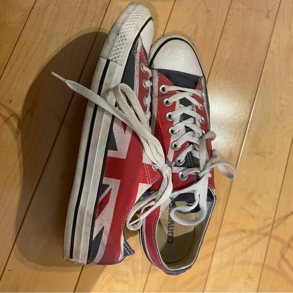 Customized Converse size 9US (men) or 11US (women) with Union Jack flag. - Picture 2 of 6